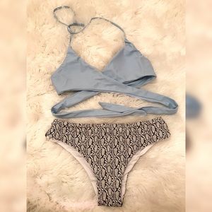 ✨Wrap halter top with snake print bikini